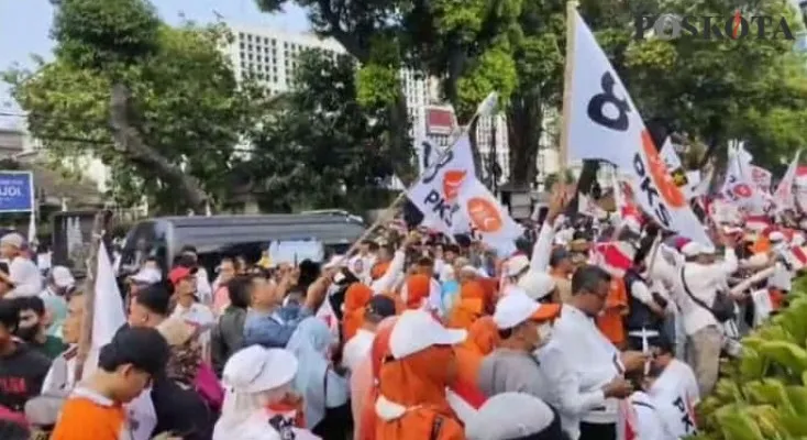 Pendukung Anies Baswedan-Muhaimin Iskandar Memadati Kantor KPU.(wanto)