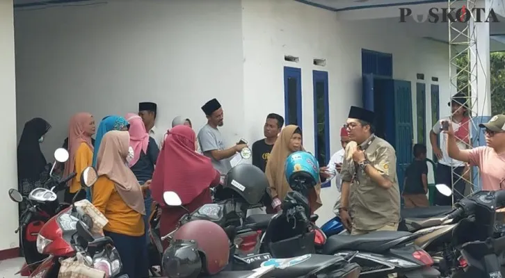 Masyarakat mendatangi kantor Desa Banjarsari mempertanyakan bantuan BNPT yang tak kunjung diterima, Sabtu (16/5/2022). (yusuf)