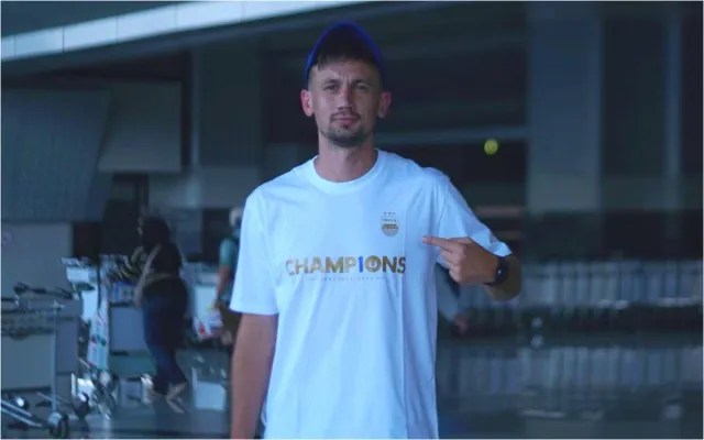 Potret pemain baru Persib Bandung, Mateo Kocijan saat tiba di Indonesia. (Dok.Persib)