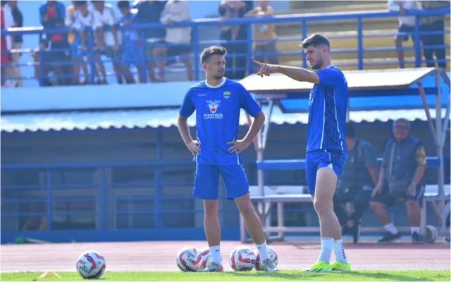 Potret pemain baru Persib Bandung Mateo Kocijan (kiri) dan Nick Kuipers (kanan) pada saat sesi latihan. (Dok. Persib)