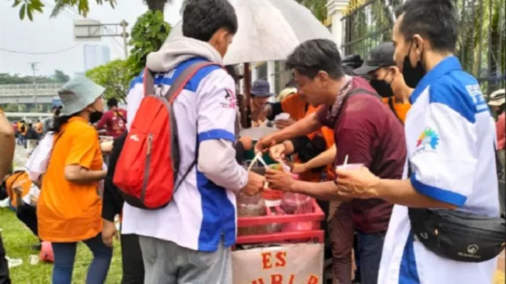 Agus (40) pedagang es dawet yang berjualan di depan gedung DPR RI, Jakarta Selatan, Sabtu (14/5/2022). Massa buruh ditraktrirKapolda. (nitis)