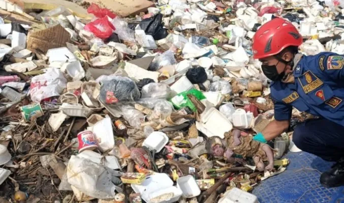 Bayi dua bulan ditemukan tewas dalam tumpukan sampah di kali BKB Jakarta Pusat.(Ist)