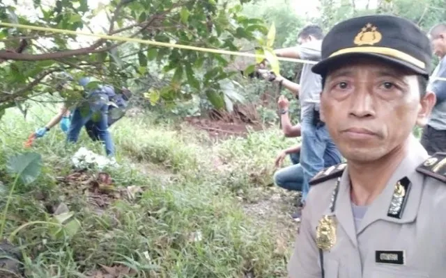 Anggota Reskrim Polsek Sukmajaya bersama tim Inafis Polres Metro Depok melakukan olah TKP temuan jasad bayi yang dibuang di kebun kosong.(Ist)