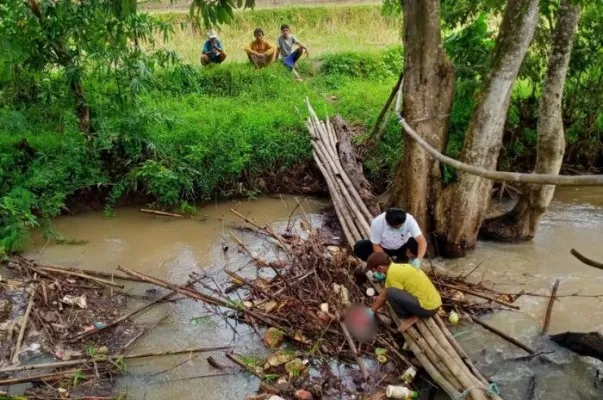 Petugas Inafis Polres Serang saat mengevakuasi jasad bayi di sungai irigasi. (ist)