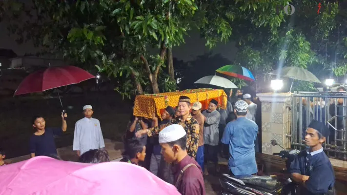 Warga saat mengantarkan jenazah Muhamad Farhan di Mustikajaya, Kota Bekasi. Farhan merupakan satu dari tujuh korban yang ditemukan tewas di Kali Bekasi. (Poskota/Ihsan Fahmi)