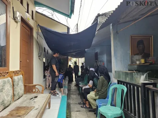 Suasana rumah duka korban yang ditemukan tewas dalam toren di Kelurahan Pondok Aren, Kecamatan Pondok Aren, Kota Tangsel. (Poskota.co.id/Veronica Prasetio)