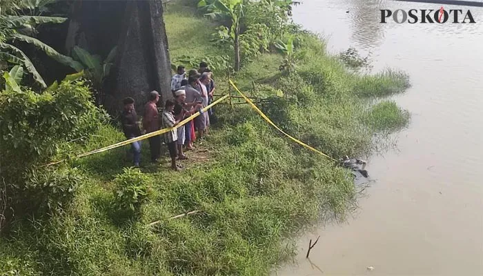 Puluhan warga saat menyaksikan penemuan mayat di jembatan Surianen, Pandeglang. (Samsul Fatoni).