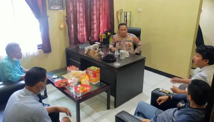 Pihak keluarga korban saat melapor dan meminta bantuan kepada Kapolsek untuk mendampingi ke RS Bhayangkara. (ist)