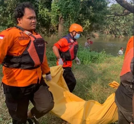 Petugas BPBD Kota Bekasi saat evakuasi mayat yang ditemukan di Kali Kemang Pratama Bekasi. (Ist).