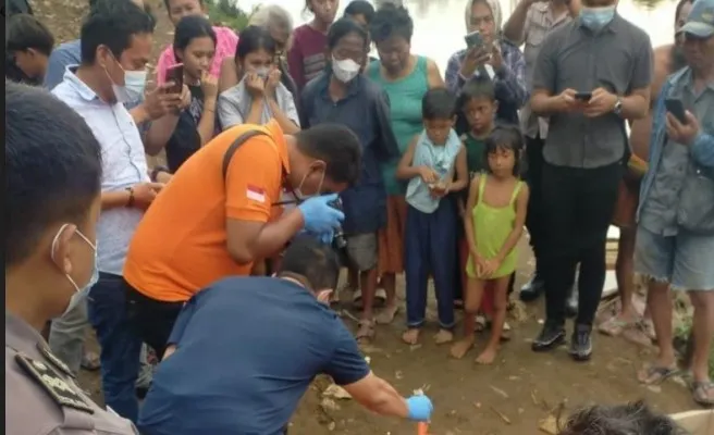 Penemuan mayat lansia di pinggir kali kawasan Tanah Abang, Jakpus. (Ist)