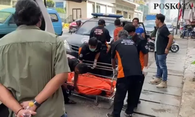 Foto: Seorang pria ditemukan tewas di Jalan Hayam Wuruk depan Bank Mega, Tamansari, Jakarta Barat, Rabu (9/8/2023). (Poskota/Pandi Ramedhan)