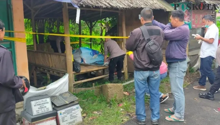 Aparat kepolisian bersama warga Lebak saat evakuasi mayat di saung. (Foto: Samsul Fatoni).