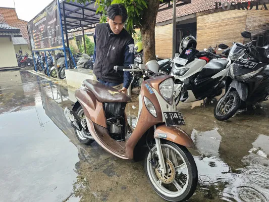 Potret motor milik pelaku untuk membuang mayat wanita terbungkus kasur di Kabupaten Tangerang pada Senin, 11 November 2024. (Poskota/Veronica Prasetio)