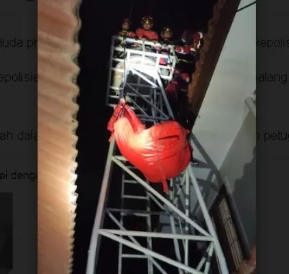 Proses evakuasi jenasah dalam toren dari ketinggian tujuh meter oleh petugas Gulkarmat (ist)