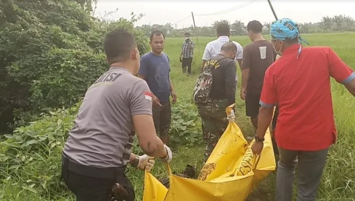 Polisi saat melakukan evakuasi korban. (ist)