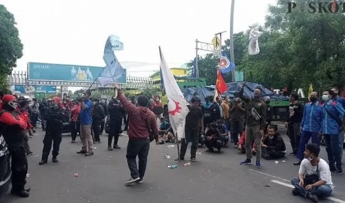 Buruh saat demonstrasi di depan gedung Walikota Bekasi beberapa waktu lalu. (Ihsan Fahmi).