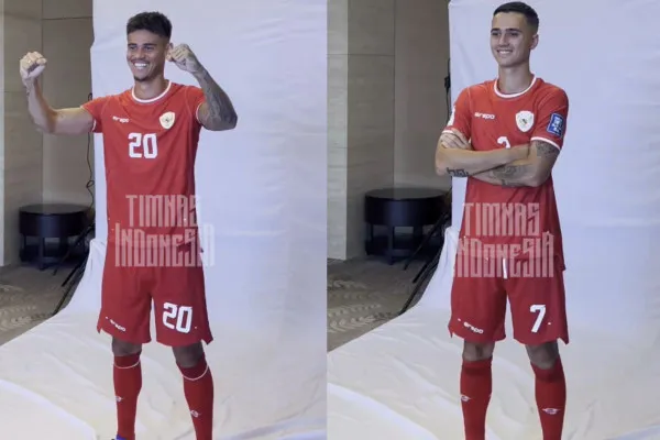 Momen sesi foto Mees Hilgers dan Eliano Reijnders mengenakan seragam Timnas Indonesia. (Tangkapan Layar X/@TimnasIndonesia)