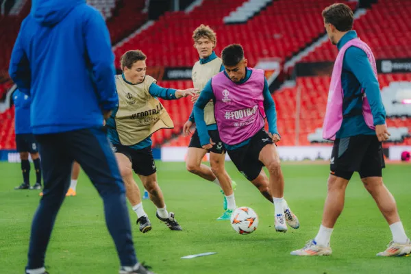 Mees Hilgers saat berlatih bersama skuad Twente sebelum berhadapan dengan Manchester United dalam pembuka Liga Europa 2024-2025 di Old Trafford. (Dok. Twente)