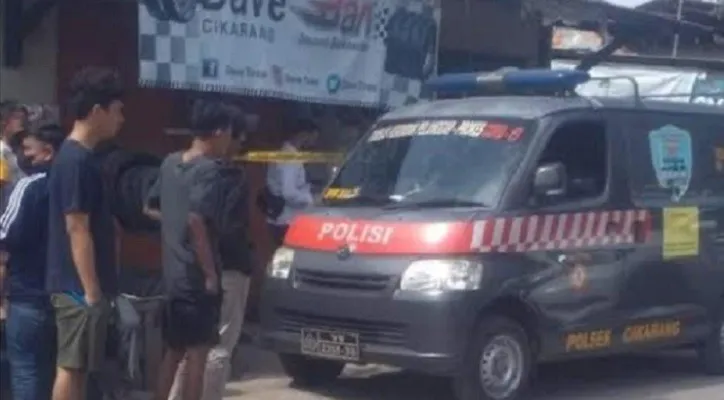 Warga yang menghampiri korban tewas (seorang mekanik) di bengkelnya yang berlokasi di Kampung Pelaukan, Cikarang Utara. Senin (21/03/2022). (Ist).