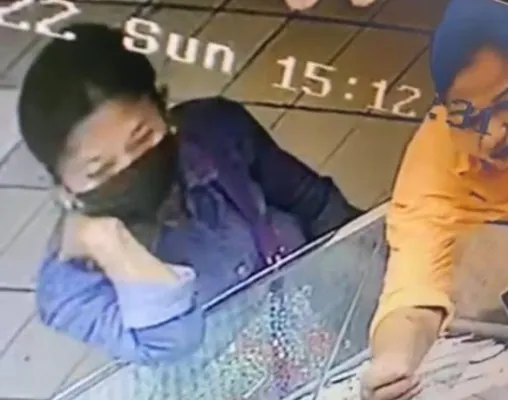 Duo emak-emak terekam kamera cctv mencuri kalung emas di toko emas ITC Mangga Dua, Pademangan, Jakarta Utara. (Tangkapan Layar).