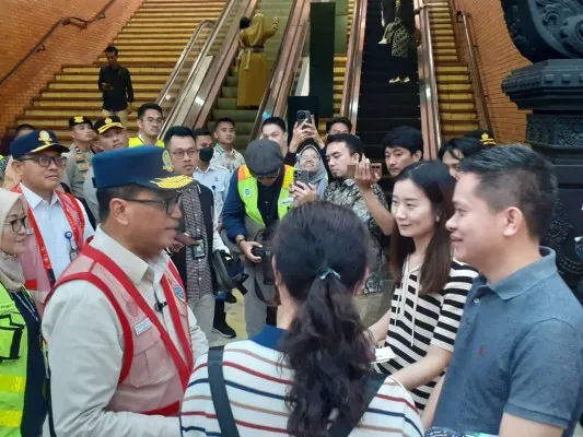 Menhub Budi Karya Sumadi saat memantau persiapan arus balik di Bandara Internasional Soekano-Hatta (Soetta), Kota Tangerang. (Poskota.co.id/Veronica Prasetio)