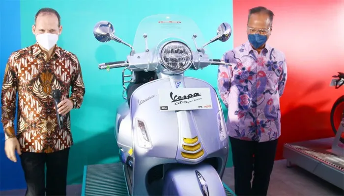 Menteri Perindustrian Agus Gumiwang Kartasasmita (kanan) memperhatikan sepeda motor Vespa pada acara Groundbreaking Pembangunan Fasilitas Produksi PT. Piaggio Indonesia di Cikarang, Selasa (9/11).(Humas Kemenperin)