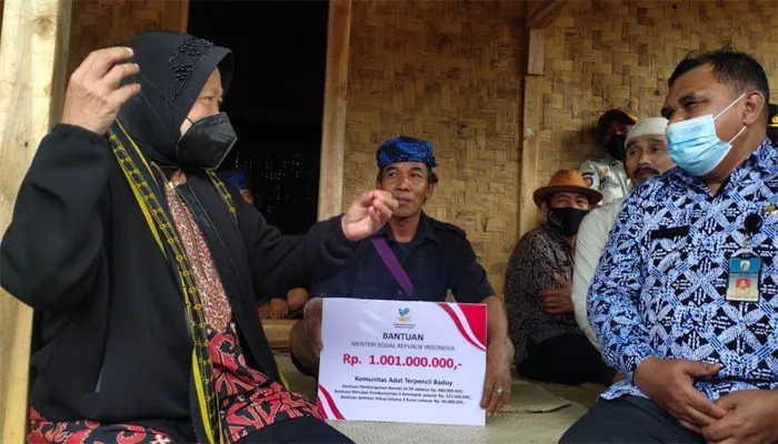 Mensos Tri Rismaharini memberikan bantuan kepada jaro saija (yusuf)