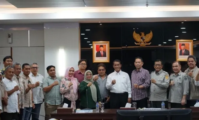 Mentan bersama sejumlah asosiasi peternak unggas rakyat. (ist)