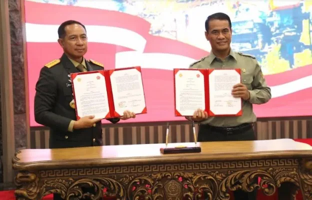 Mentan Andi Amran Sulaiman dan Panglima TNI Agus Subiyanto saat  melakukan penandatangan Nota Kesepakatan. (ist)