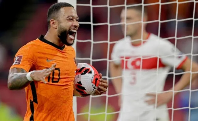 Memphis Depay  sukses mencetak Hattrick saat Belanda menekuk Turki di Kualifikasi Piala Dunia 2022.(twitter OnsOranje)