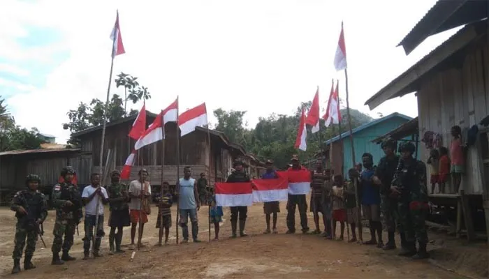 Personel Satgas Yonif 126/KC Pos Somografi menggelar pengibaran bendera Merah Putih di Kampung Somografi, Distrik Web, Kabupaten Keerom.(Ist)