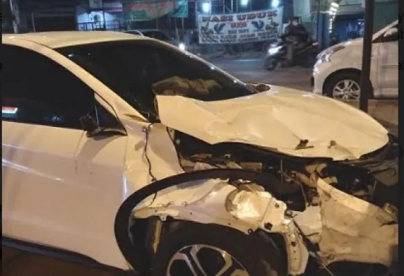 Kondisi bagian depan mobil Honda HRV yang ringsek pasca mengalami kecelakaan beruntun (ist)