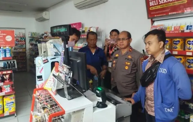 Olah TKP peristiwa gabtung diri di minimarket Rengasdengklok.(Ist)