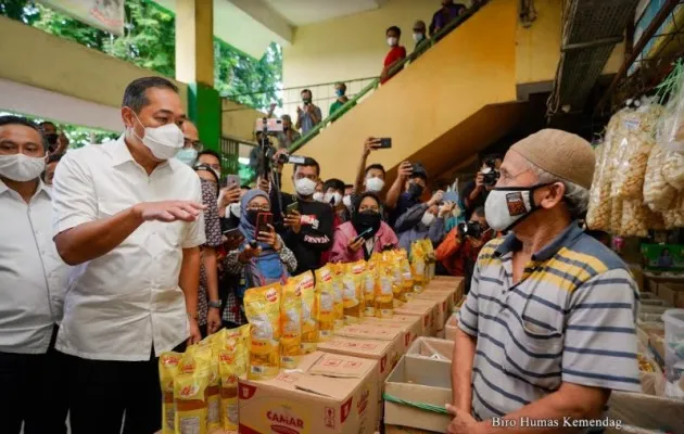 Mendag Muhammad Lutfi bersama Direktur Jenderal Perdagangan Dalam Negeri, Oke Nurwan meninjau implementasi kebijakan harga eceran tertinggi (HET) minyak goreng di Pasar Kramat Jati, Jakarta (3/2/2022).(Humas Kemendag)