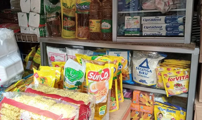 Harga minyak goreng tak kunjung turun, membuat resah berbagai kalangan khususnya masyarakat. (foto: poskota/tuahta aldo rachmansyah)