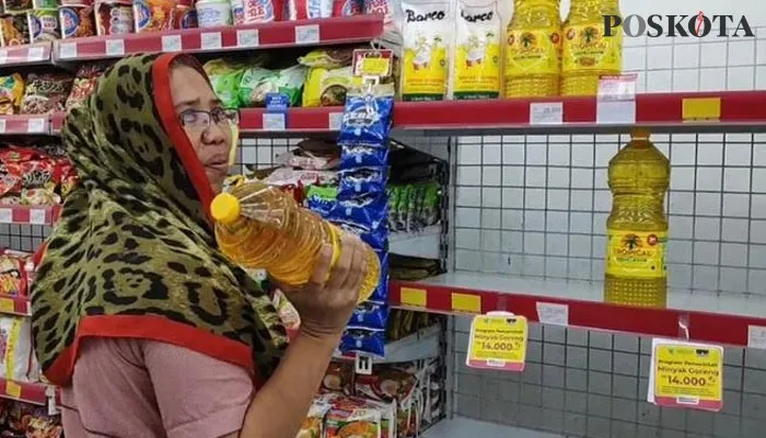 Warga membeli minyak goreng Minimarket.(dok/ardhi)