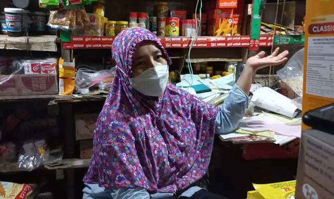 Eli (44) pedagang minyak di Pasar Slipi Jakarta Barat, dengan adanya kelangkaan minyak ini, dirinya tidak bisa berbuat banyak dan tidak bisa mengharapkan apa-apa dari pemerintah. (Foto/pandi)