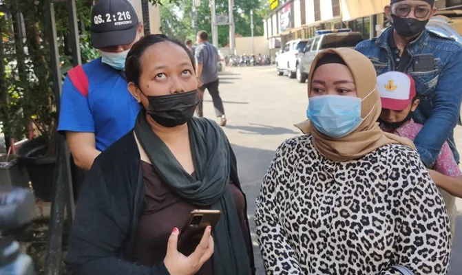 Asih Rachmawati, agen sembako tertipu miliaran rupiah tergiur minyak goreng murah dan melapor peristiwa tersebut ke Polrestro Depok. (Foto/angga) 