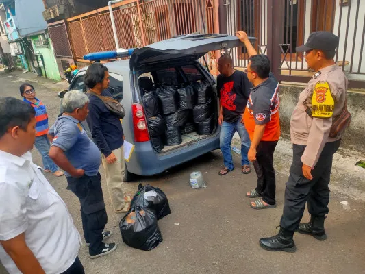 Polisi menyita ribuan botol miras jenis ciu dari rumah produksi di Kelurahan Cipaku, Kecamatan Bogor Selatan, Kota Bogor. (Dok. Polres Bogor)