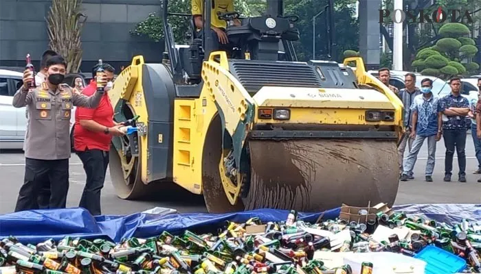 Kepolisian Daerah (Polda) Metro Jaya, musnahkan puluhan ribu botol minuman keras (miras) ilegal yang berpotensi bahayakan kesehatan masyarakat.(adam)