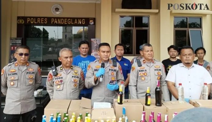 Kapolres Pandeglang saat melakukan konference perss di halaman Mapolres Pandeglang. (Foto: Samsul Fatoni).