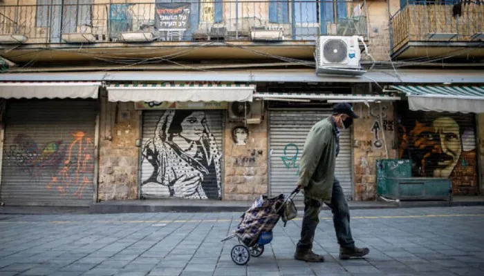 Laki-laki di pasar Mahane Yehuda di Yerusalem pada 10 Januari 2021 selama penguncian akibat pandemi. (Sumber: Times of Israel)