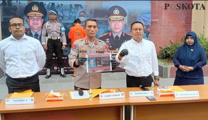 Kabiddumas Polda Banten Kombes Didik Heriyanto didampingi Wadirresnarkoba AKBP Niko Andreano Setiawan saat konferensi pers. (haryono)