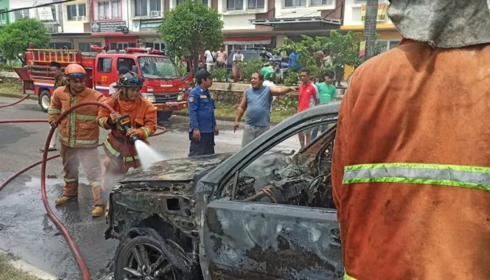 Petugas Damkar Kota Depok memadamkan api yang terbakar di jalan Perumahan (ist) ,