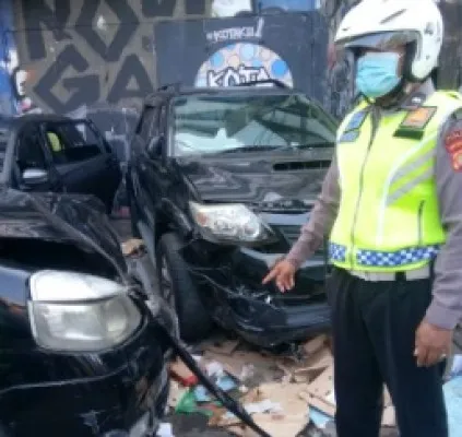 Mobil Nissan Serena tabrak  perempuan pejalan kaki, lapak penjual kurma serta mobil  Toyota Fortuner di Jalan KH. Mas Mansyur, Tanah Abang.(Ist)