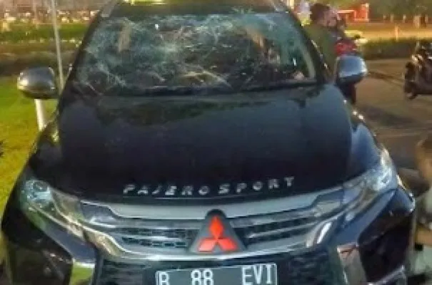 Kondisi mobil Mitsubishi Pajero berplat nomor B 88 EVI pasca menjadi sasaran amukan massa yang geram.(Ist)