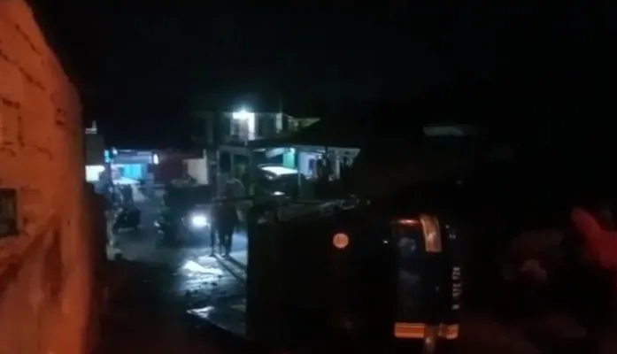 Mobil pengangkut sampah terbalik di jalan dievakuasi warga. (Ist)