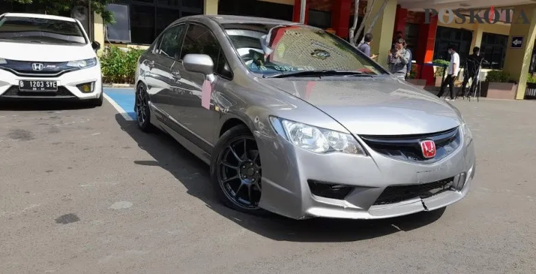 erlihat sebuah mobil honda civic yang digunakan pelaku untuk menabrak anggota polisi patroli. (Foto : poskota/zendy)