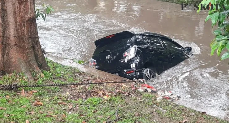 Mobil Terjun bebas ke Kali Perumahan Riverpark Bintaro, Pondok Jaya, Pondok Aren, Kota Tangsel pada Kamis (9/6/2022) siang. (Poskota/Cr09)