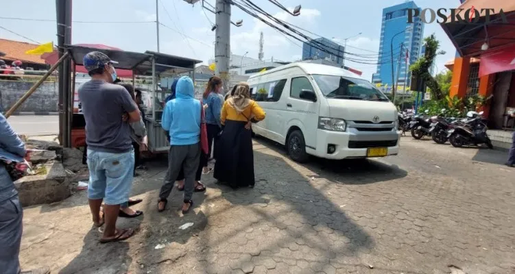 Ratusan warga menggeruduk Pasar Slipi Jakarta Barat untuk menukarkan uang pecahan baru di bank keliling. (Pandi)